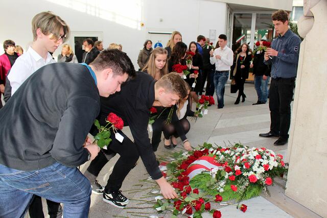 Fotoarchiv 2017 © Jürgen Thoms - Hellweg Realschüler legen rote Rosen am Friedensstein der Bürgerhalle Unna ab - Wegen der Corona-Pandemie muss die Gedenkveranstaltung 2021 ausfallen