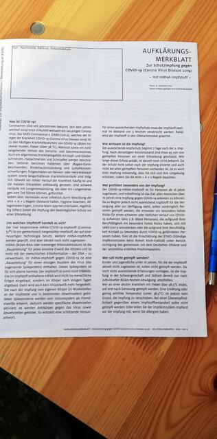 Auf mehreren Seiten des Aufklärungsblattes zum Impfstoff werden Namen und Adresse des zu Impfenden eingetragen sowie Erkrankungen und Allergien abgefragt. Nach der Impfung unterschreibt der Arzt das Merkblatt stellt eine Impfbescheinigung aus oder trägt die Impfe ins mitgebrachte Impfbuch ein.