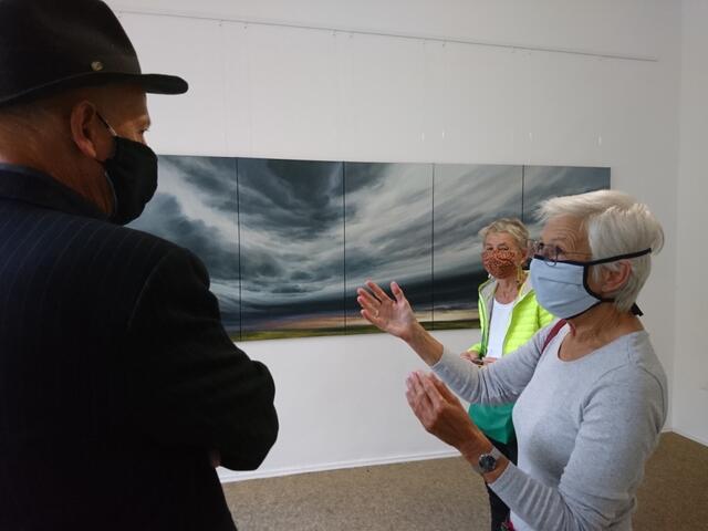 Museum Mülheim: Besucher in der musealen Ausstellung von Tanja Bremer "Wolkenwelten" im Jahr 2020 RUHR GALLERY MÜLHEIM