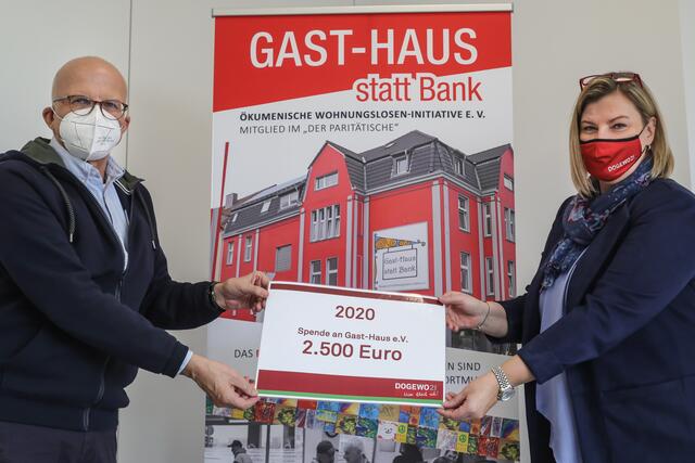 Spenden aus der Wirtschaft, von Initiativen, Vereinen und Privatleuten, ermöglichen die Arbeit des Gast-Hauses. Der 1. Vorstands-Vorsitzende, Heinrich Bettenhausen, nimmt hier eine Spende stellvertretend in Empfang.