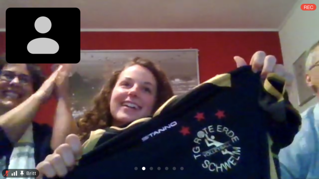 Britt freut sich mit ihren Eltern über das neue Trikot.