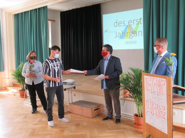Aus den geplanten großen Entlassungsfeiern an den Duisburger Schulen wurde bereits im letzten Sommer aufgrund der Corona-Pandemie nichts. Im Rahmen ihrer Möglichkeiten sorgten viele Schulen, wie hier die Justus-von-Liebig-Schule, dennoch für emotionale Momente auf dem Weg in einen neuen Lebensabschnitt. Die Erfahrungen aus der ersten Pandemiephase werden gerade jetzt weiter umgesetzt.