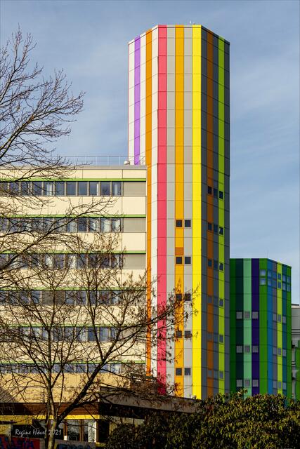 Farbenfrohe Teilansicht der Uni Essen