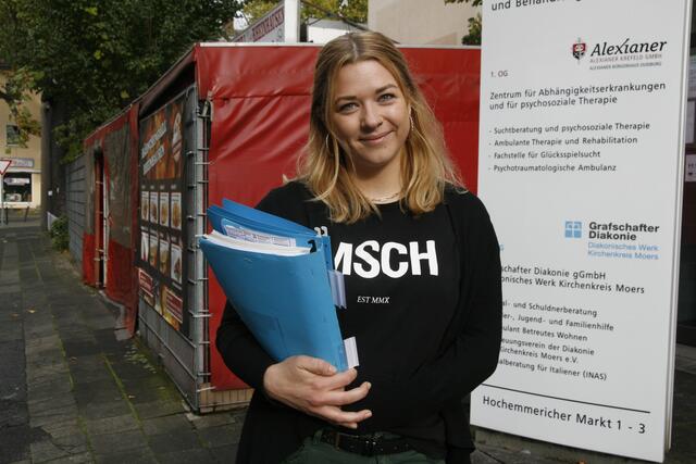 Den Job, den sie „mit 100 Prozent Liebe“ tun könnte, fand Annika Jacob im Gerichtssaal. Die gelernte Justizfachangestellte fasste als 19-Jährige den Entschluss, in der Jugendgerichtshilfe zu arbeiten. Für ihr Ziel machte sie das Abitur nach und studierte an der Fachhochschule Düsseldorf Soziale Arbeit.