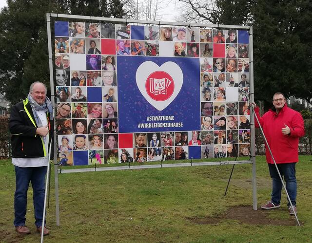 Auf der Wiese, gegenüber dem Ratskrug in Materborn, steht die große Werbewand der Fidelitas Materborn. Bis zum 14. Februar kann an der Foto-Aktion teilgenommen werden. Maarten Vijselaar und Tim Tripp vom Vorstand der Fidelitas Materborn freuen sich auf viele Teilnehmer.