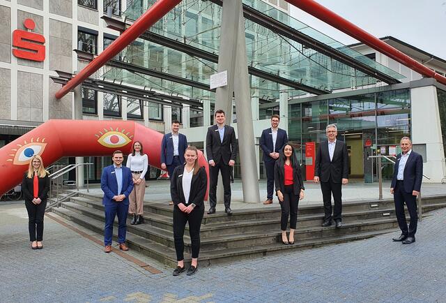 Sieben junge Bankkaufleute erhielten ihre Arbeitsverträge. Zum Gruppenbild stellten sich Jessica Plante (Ausbildungsleiterin), Marcel Bourscheidt, Helena Marx, Steffen Naudzus, Ann-Kathrin Ahlenkamp, Kai Stanzick, Jan-Niklas Roller, Gizem Yilmazcelik, Udo Zimmermann (Vorstandsvorsitzender) und Ralf Wienold (Abteilungsdirektor Personal und Vorstandsstab) auf. | Foto: Sparkasse HRV