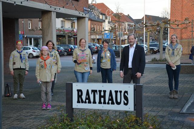 Bürgermeister Rainer Weber ließ es sich  nicht nehmen, den Preis persönlich an eine Abordnung der Pfadfinder zu übergeben. 			                Foto: Gemeinde Uedem