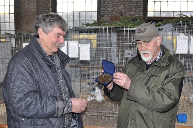 Volker Sasse (rechts) überreicht Lothar Menke 2017 in der Alten Dreherei die Landesverbandmedaille, die er auf Altdeutsche Mövchen errungen hat.