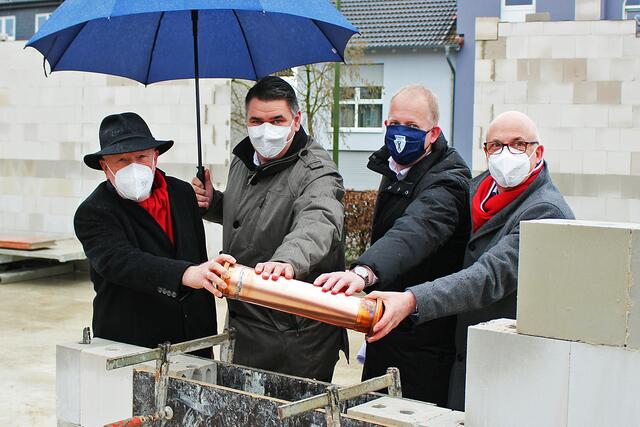 Foto © Jürgen Thoms - Vorsitzender der AWO Unterbezirk Ruhr-Lippe-Ems Wolfram Kuschke, Vorsitzender des Aufsichtsrats der Unnaer Kreis-, Bau- und Siedlungsgesellschaft mbH und Landrat Mario Löhr,
Bönens Bürgermeister Stephan Rotering und UKBS Geschäftsführer Matthias Fischer