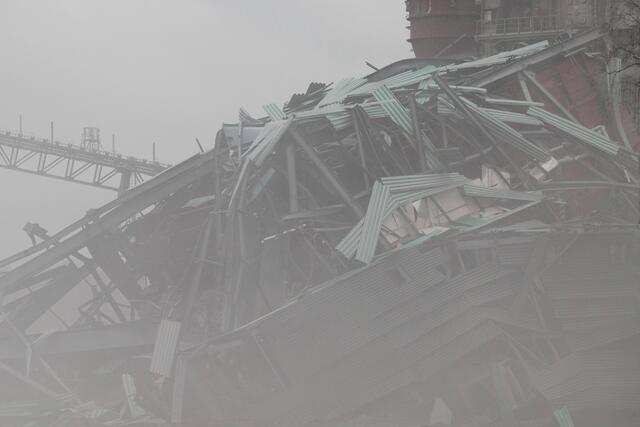 Schrott und noch mehr Schrott: Das Gebäude am Boden, umhüllt von einer Staubwolke. | Foto: Magalski
