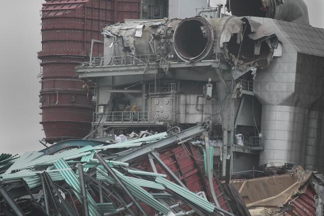 Schrott und noch mehr Schrott: Das Gebäude am Boden, umhüllt von einer Staubwolke. | Foto: Magalski
