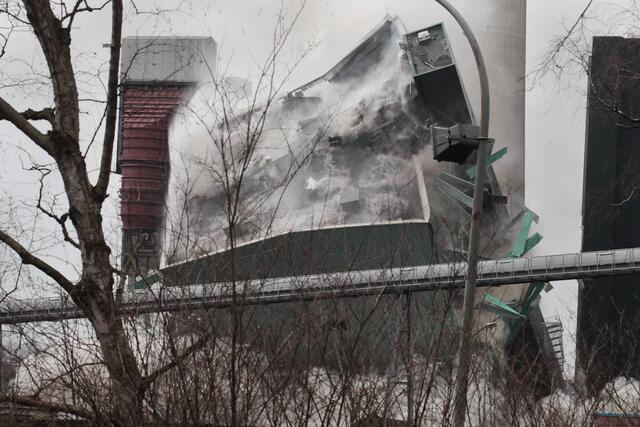 Das Gebäude stürzt nach einem lauten Knall zu Boden. | Foto: Magalski