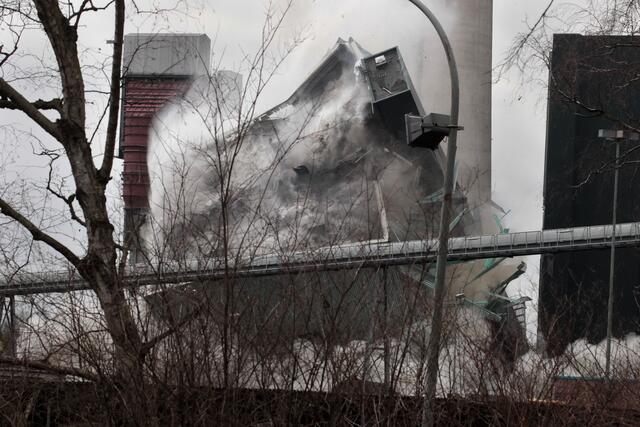 Das Gebäude stürzt nach einem lauten Knall zu Boden. | Foto: Magalski