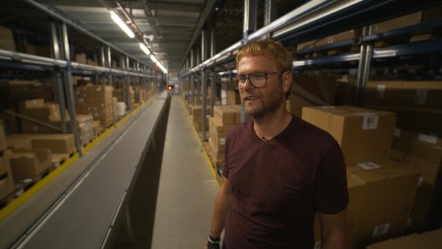 Undercover Boss Niklas Köllner half, getarnt als TV-Kandidat André Kullmann, im Zentrallager mit.