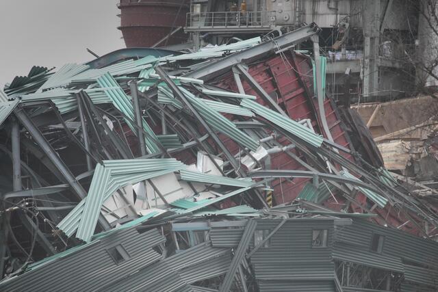 Schrott und noch mehr Schrott: Das Gebäude am Boden, umhüllt von einer Staubwolke. | Foto: Magalski