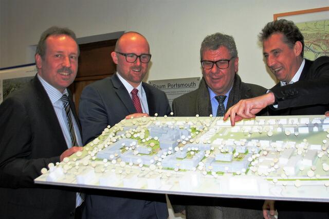 Sie hielten bereits vor einigen Jahren nach eigener Einschätzung die Zukunft Neumühls als Modell in den Händen. V.l. der damalige Planungsdezernent Carsten Tum, OB Sören Link, Investor Jörg R. Lemberg und Architekt Markus Schneider von Hector3. Nach Zeitverzögerungen ist jetzt der offizielle Startschuss in „Blick- und Riechweite“. 
Foto: Reiner Terhorst

