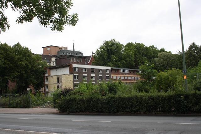 Da sich für die Öffentlichkeit seit einiger Zeit nichts „Sichtbares“ mehr auf dem Gelände um das ehemalige St. Barbara-Krankenhaus in Neumühl getan hat, gab  es Anfragen an den Wochen-Anzeiger, ob, wann und wie es mit dem städtebaulichen Vorzeigeprojekt weitergeht. Jetzt spricht der Investor Klartext.
Foto: Reiner Terhorst