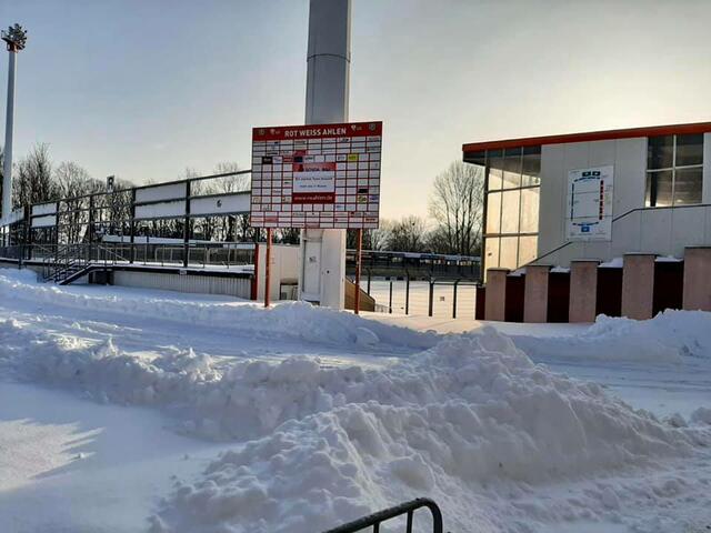 Schneemassen vor dem Wersestadion.