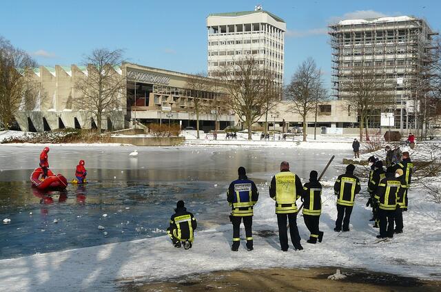 Während zwei "Firefighter" mit dem Eis kämpfen ("Icefighter"), amüsiert sich die Mannschaft am Ufer. | Foto: Britta Müller
