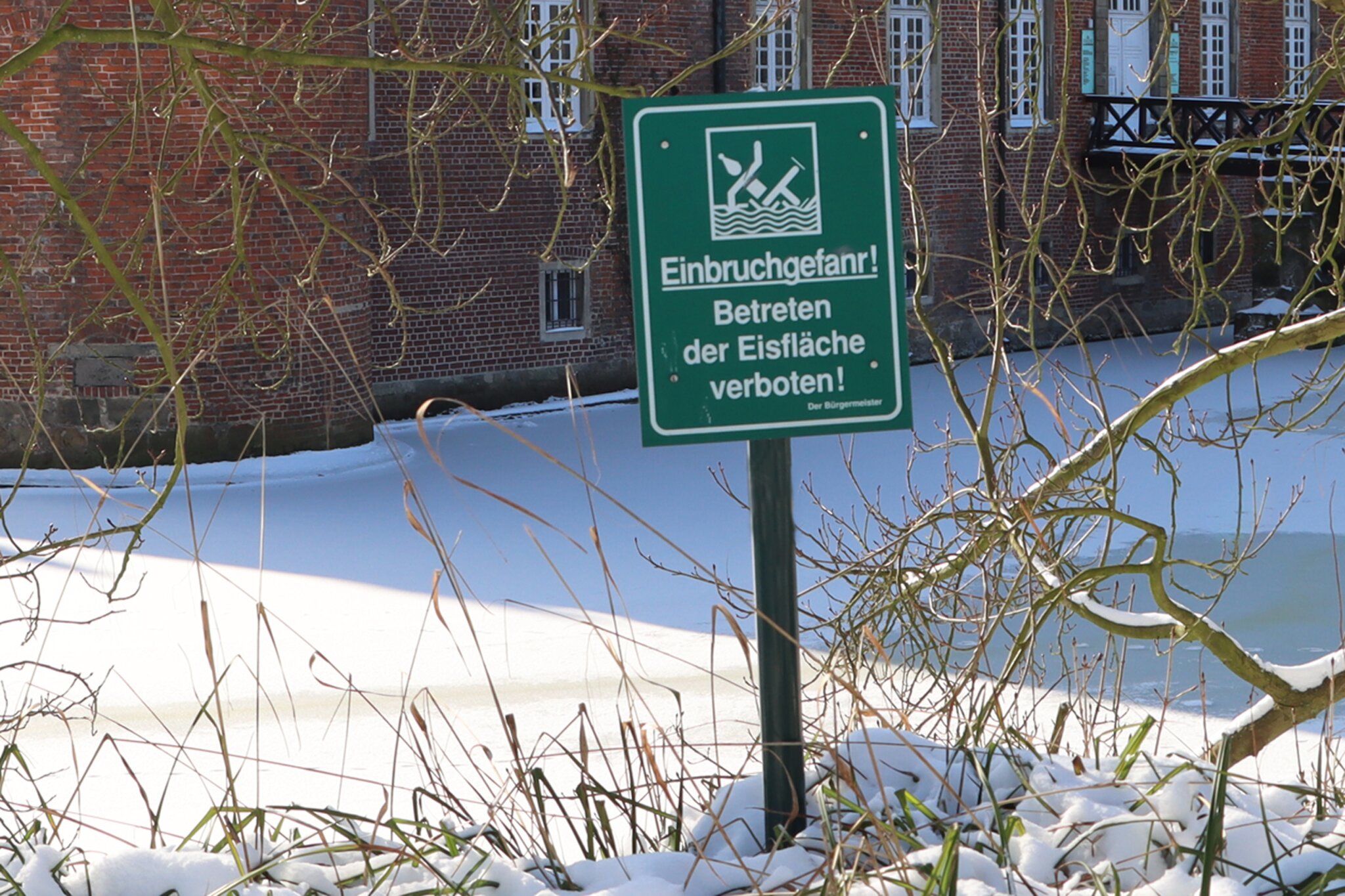 Zugefrorene Teiche und Seen bergen große Gefahren Eisflächen sind