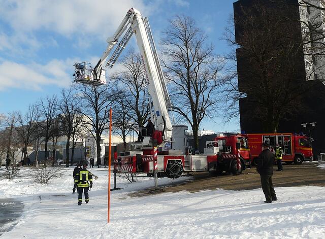 Mit dem Teleskopmast geht es nicht ... Das Fahrzeug wird wieder "eingepackt" | Foto: Britta Müller
