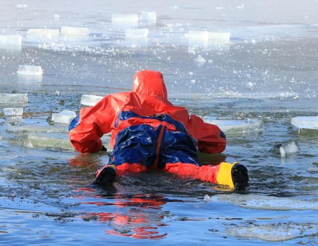Reicht das Körpergewicht, um das Eis zu brechen?  | Foto: Britta Müller