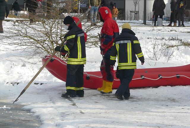 Mit einem Einreißhaken wird das Eis geprüft ... ob es wohl hält? | Foto: Britta Müller