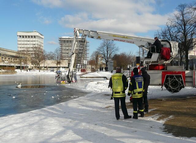 Der Einsatz des Teleskopmastfahrzeugs wird geprüft. | Foto: Britta Müller