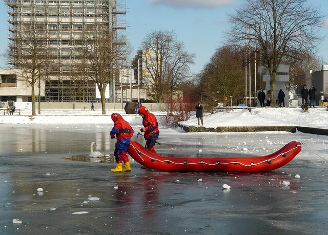 In wasserdichter Schutzkleidung und mit dem Gummiboot geht es aufs Eis. | Foto: Britta Müller