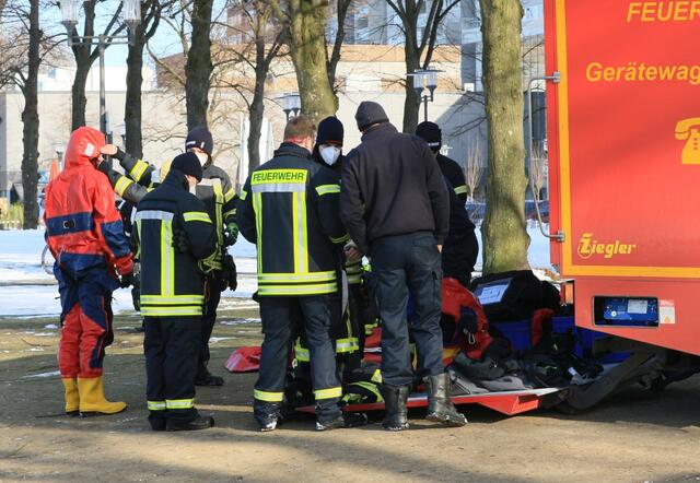 Genug geplantscht! Schnell den Eismann auspacken und alle Sachen wieder einpacken ... Einsatzende! | Foto: Britta Müller