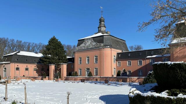 Der Ostflügel der Vorburg mit barockem Relief