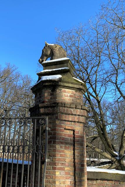 Die Pferdekopfbrücke führt über die Niers zur Vorburg.