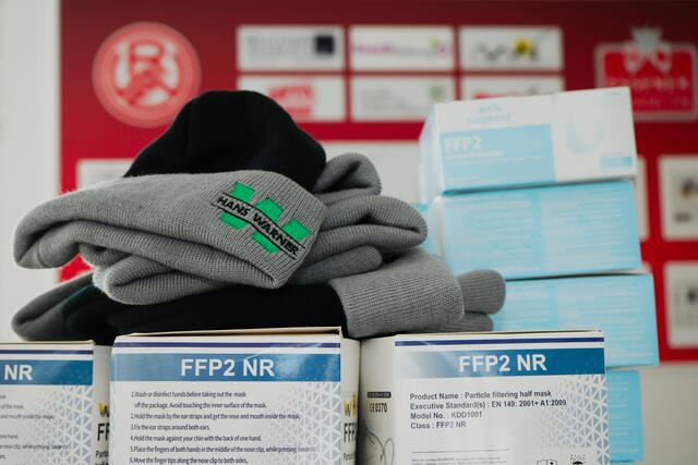Wichtige Unterstützung für den Schul- und Saisonstart: Die Firma Hans Warner spendet RWE und den Essener Chancen 1.000 FFP2-Masken.