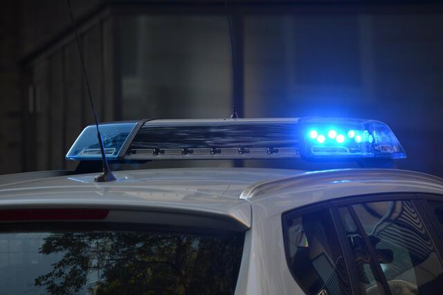 Es wird nach dem Täter gesucht, der den geparkten Mercedes beschädigt hat.