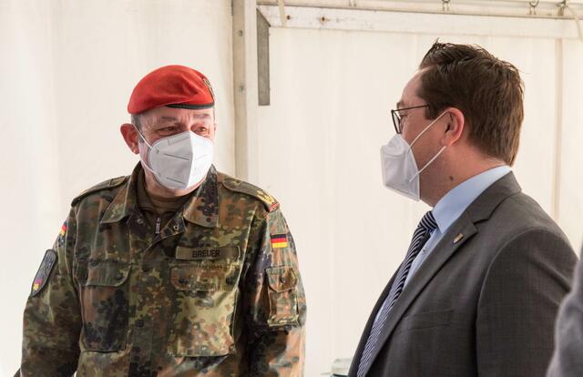 Medienarchiv An der Teststation in Lüdenscheid machten sich Landrat Marco Voge und Generalmajor Breuer ein Bild vom Einsatz und kamen mit den Soldaten ins Gespräch. Foto: Mathis Schneider/Märkischer Kreis