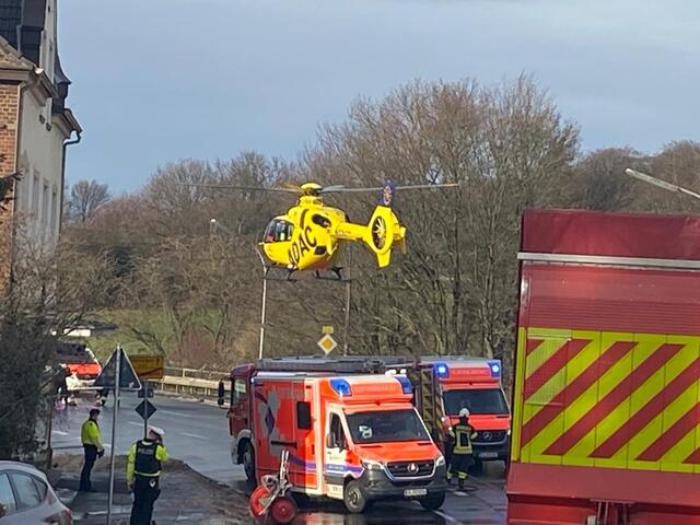 Feuerwehr sichert Hubschrauberlandung.