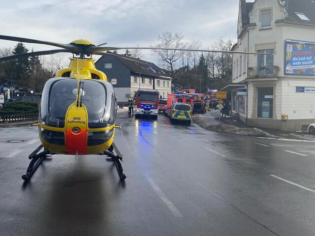 Feuerwehr sichert Hubschrauberlandung.