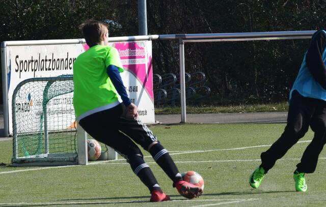 Wenn nicht auf dem Platz, dann wenigstens in den eigenen 4 Wänden am Ball sein