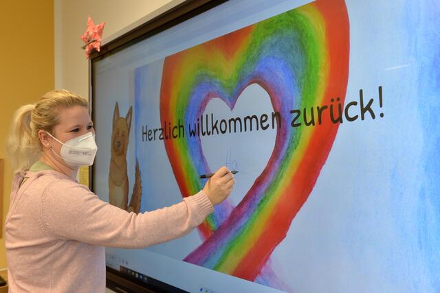 Wenn die Kinder der Klasse M2 am Montag wieder kommen, kann ihre Klassenlehrerin die neue Prowise-Tafel vorstellen, die das digitale Lernen komplett macht.