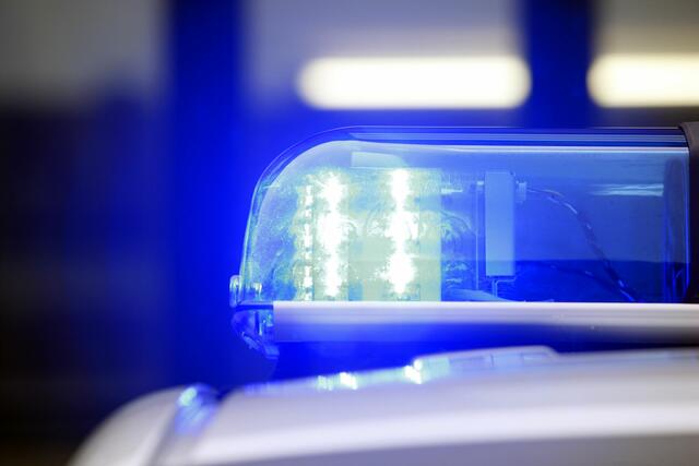Eine Polizeistreife stoppte einen Autofahrer, der sich grob verkehrswidrig verhielt, auf einer Brücke in Ratingen (Symbolfoto).
