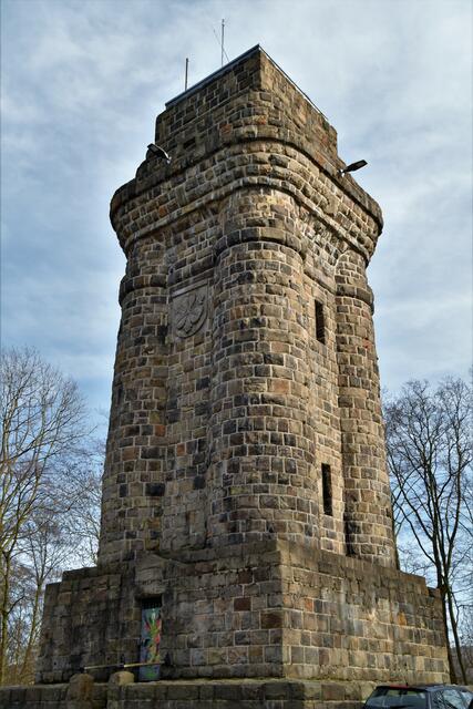 Informationen über den Bismarckturm sind den Bild (rotes Schild) zu entnehmen