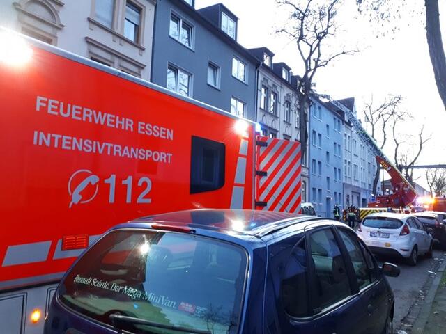 Den Transport in die Klinik übernahm das Sonderfahrzeug Rettungsdienst der Feuerwehr Essen.