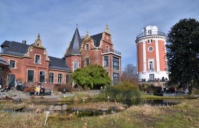 Hinteransicht Villa Eller, Orangerie und rechts der Elisenturm, Botanischer Garten.
Vor den Häusern die große Parkanlage.