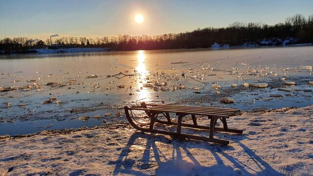 Schlitten am See