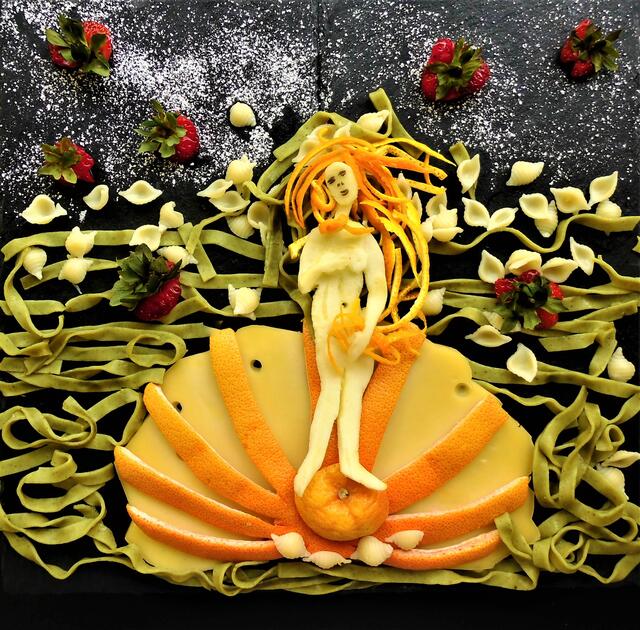 Aus Nudeln und Obst schuf Bruni Braun im Juni u.a. auch eine neue Kopie der "Geburt der Venus" als Lebensmittel-Kunst. Bereits als 17-Jährige hatte die Scharnhorsterin einst - mit endloser Geduld und höchster Akribie mit dem primitiven Wasserfarben-Schulmalkasten - eines der berühmtesten Gemälde der Renaissance, Botticellis "Geburt der Venus", kopiert.