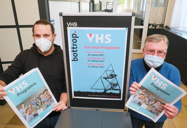 VHS-Direktor Uwe Dorow (re.) hält auch in schwierigen Zeiten den Kopf oben. Sein Kollege Maurice Liesner hofft, dass bald wieder Filme über die Leinwand im VHS-Filmforum flimmern werden. Foto: Michael Kaprol