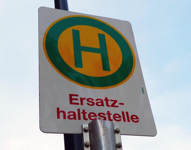 Eine Ersatz-Bushaltestelle wurde auf der Husener Eichwaldstraße eingerichtet (Symbolbild).