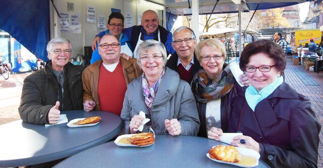 Drei ehemalige Regionalliga-Fußballer des Lüner SV besuchten den Reibekuchenstand von Marlies und Claus Janson auf dem Lüner Wochenmarkt. Auf dem Bild vor dem Duo freuen sich (v. l.) Siegfried Eitzert, Georg Schymetzek, Sigrid Eitzert, Dieter Stannek, Christine Schymetzek und Christine Stannek bei diesem Wiedersehen.
