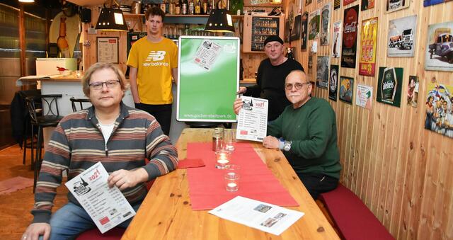 Im Oktober des vergangenen Jahres stand des neue Programm des Stadtparkvereins (auf dem Foto von links: Willi Weber, Joshua Claaßen, Thomas Claaßen, Willi Ratsak) für das Jahr 2021. Bis jetzt ist nicht mal klar, ob im Park überhaupt was stattfinden kann. Foto: F. Geib