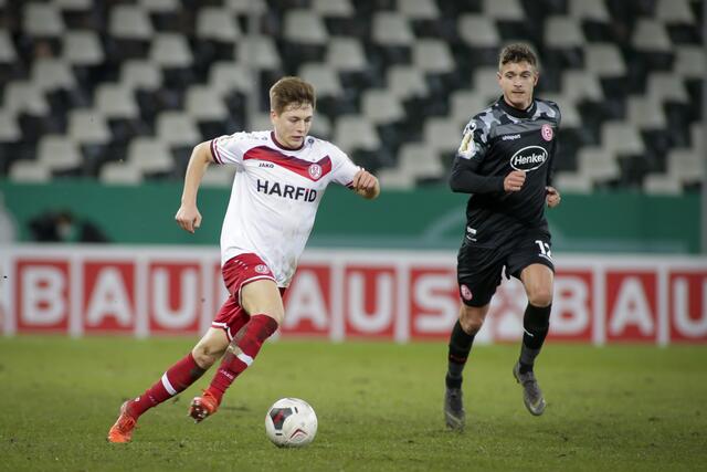 RWE-Rechtsverteidiger Sandro Plechaty (l.), hier im DFB-Pokalspiel gegen Fortuna Düsseldorf (3:2), fällt längerfristig aus.